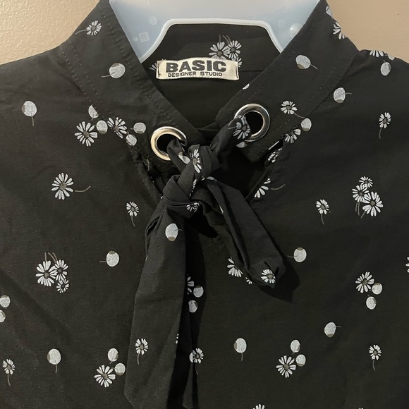 Basic size small blouse. Black with flower detail - Picture 4 of 5